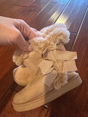 Toddler size 6t Faux Fur Bow Booties - Tan